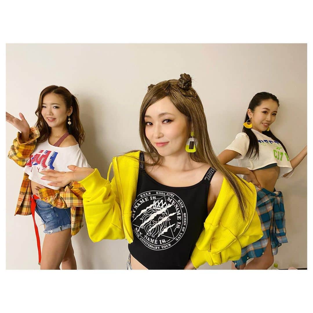 荒牧陽子のインスタグラム：「2020.12.22  ものまねグランプリ レポ﻿ ┈︎┈︎┈︎┈︎┈︎┈︎┈︎┈︎┈︎┈︎┈︎┈︎﻿ 応援してくださった皆さん﻿ ありがとうございました！！！﻿ ﻿ 今回は、NiziUさんの﻿ 「♪Make you happy」を﻿ 倖田來未さんと中島みゆきさんのコラボで﻿ 表現させて頂きました。﻿ ﻿ ﻿ ﻿ いや〜〜〜﻿ ﻿ 負けたぁぁ〜〜〜﻿ ﻿ ﻿ ﻿ 勝つって﻿ 簡単じゃないことくらいわかってますが﻿ 気合も今までよりもさらに入っていたので﻿ ﻿ ﻿ ﻿ でも！！！﻿ やりたいネタをやらせてもらえたことは﻿ 本当に嬉しかった！﻿ ﻿ ちゃんと踊るっていうのは﻿ グランプリでは初めてで﻿ ﻿ showとしてのステージを見てもらいたくて﻿ 一緒に踊って楽しんでもらいたくて﻿ 明るく楽しい年末を迎えて欲しくて！﻿ ﻿ この曲を選んで良かった！﻿ ﻿ NiziUさん、﻿ 倖田來未さん、﻿ 中島みゆきさん﻿ ﻿ ありがとうございます☺️💓﻿ （勝手に歌って勝手に感謝しとる😅）﻿ ﻿ ﻿ ﻿ 倖田來未さんに扮装するということで﻿ 1ミリでも近づきたくて…﻿ （無理なのはわかってる上で！😅）﻿ 倖田來未さんグッズの衣装を買いました💓﻿ 黒のタンクとデニム！﻿ 可愛すぎませんか？﻿ ﻿ 夏、着ます！ゼッタイ！﻿ ﻿ ﻿ ﻿ そして﻿ ダンサーの、いくみちゃん、ゆいちゃん。﻿ 沢山要望聞いてくれて﻿ 楽しんでステージ作ってくれて﻿ 本当にありがとう！﻿ 楽しそうな2人見て、おばちゃんは嬉しかったよー！！！﻿ ﻿ ﻿ ﻿ ということで﻿ 負けちゃいましたが、﻿ 私は楽しかったです💓﻿ ﻿ ﻿ そして、コロッケさんの優勝﻿ 感動しました。﻿ コロッケさんの熱量が画面越しにも伝わって﻿ 泣けました。﻿ ﻿ 本当に本当に﻿ おめでとうございます！！！！﻿ ﻿ やはり、レジェンドです！！！﻿ すごすぎ！﻿ ﻿ ﻿ あ、﻿ YouTube更新しますね！﻿ ┈︎┈︎┈︎┈︎┈︎┈︎┈︎┈︎┈︎┈︎┈︎┈︎﻿ #荒牧陽子﻿ #ものまねグランプリ﻿ #ありがとうございました」