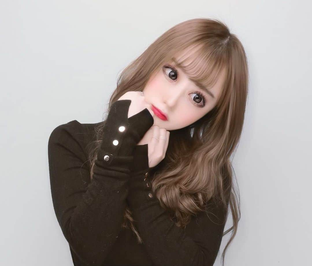 おもてちゃんのインスタグラム：「. オンラインクリスマスチェキ会の特典、一人で何時間もプリ機無限ループしていて女子高生達にやべぇ奴だと思われた」