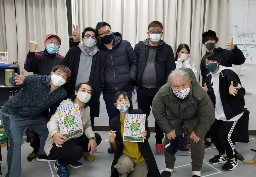 駿河太郎のインスタグラム：「舞台『おっかちゃん劇場』 いよいよ明日初日です☺️  明日から30日まで 下北沢本多劇場にて公演します  こんな状況の中 生のお客さんの前で芝居させてもらえる有り難さ… 噛み締めながら千秋楽まで突っ走りたいと思います‼️  小屋入り前のPCR検査もスタッフキャスト共に全員陰性でございました😭  1枚目…稽古場最後の集合写真 2枚目… 劇中使う声録りの一コマ  みんな笑ってます😂  こんな座組で頑張りまーす‼️」