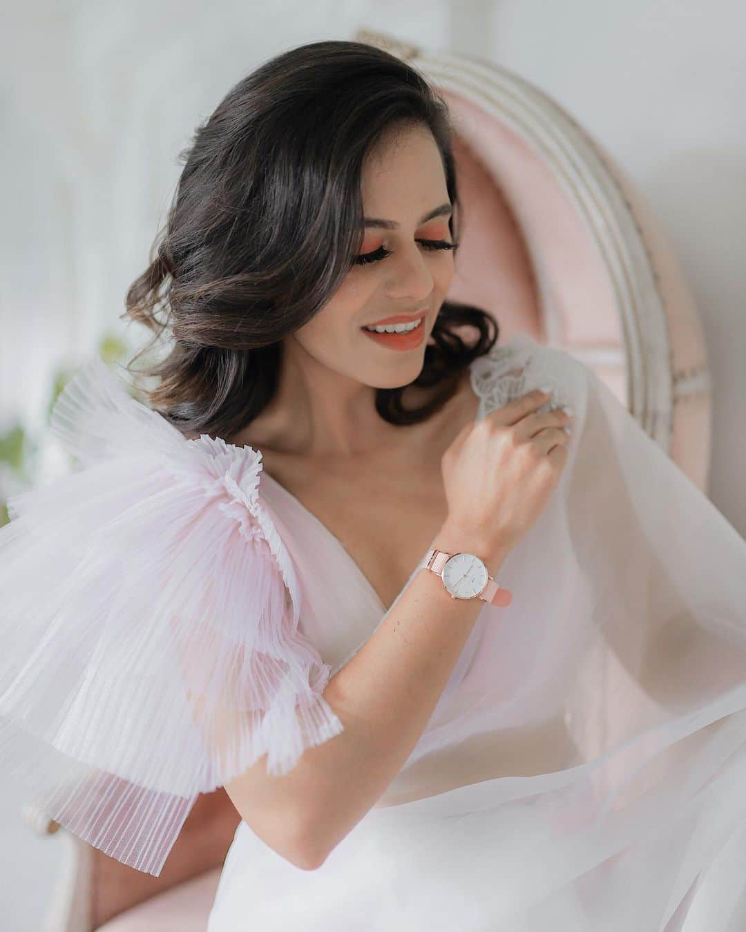 Aakriti Ranaさんのインスタグラム写真 - (Aakriti RanaInstagram)「Drama in my sleeves, @danielwellington watch on my wrist! 😍 @danielwellington is being the perfect Santa this season by offering 25% off when you buy two or more accessories/watches. PS: You can also add my 15% code AAKRITI on your purchase! 🎅  Outfit : @riddhijainlabel  📸 @parichoudhary06    #DWforeveryone​ #danielwellington #AD #aakritirana」12月22日 23時43分 - aakritiranaofficial