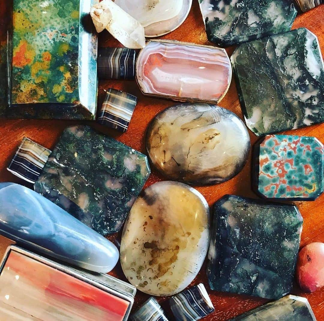 サザビーズさんのインスタグラム写真 - (サザビーズInstagram)「Regramming Furniture Specialist @davecmack: Stones of destiny?   A collection of agates and other hardstones, 18th century and later to be offered, they were like a jigsaw on my desk and presented questions? All unanswered! What for? What from?  @sothebys in our Royal & Noble sale, alongside property from other aristocratic collections from the descendants of William and Robert Adam. Samples for work?  #agate #agatestone #agates #scottishmarbles #scottishantiques #hardstones #sothebysscotland #stoneskimming #beachart #beachpebbles #lapidaryartist」12月22日 23時44分 - sothebys