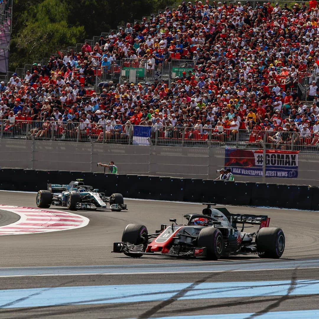 ロマン・グロージャンのインスタグラム：「2018 was the best year with Haas even with a bad debut from me. P4 in Austria which is still Haas' best result up to now.  Team: @haasf1team  Grand Prix: 21 Championship Classification: 14th Points finishes: 7 Points scored: 37 Best result: 4th in Austria  #F1 #Formula1 #FormulaOne #RomainGrosjean #Grosjean #HaasF1 #Motorsport #Racing」