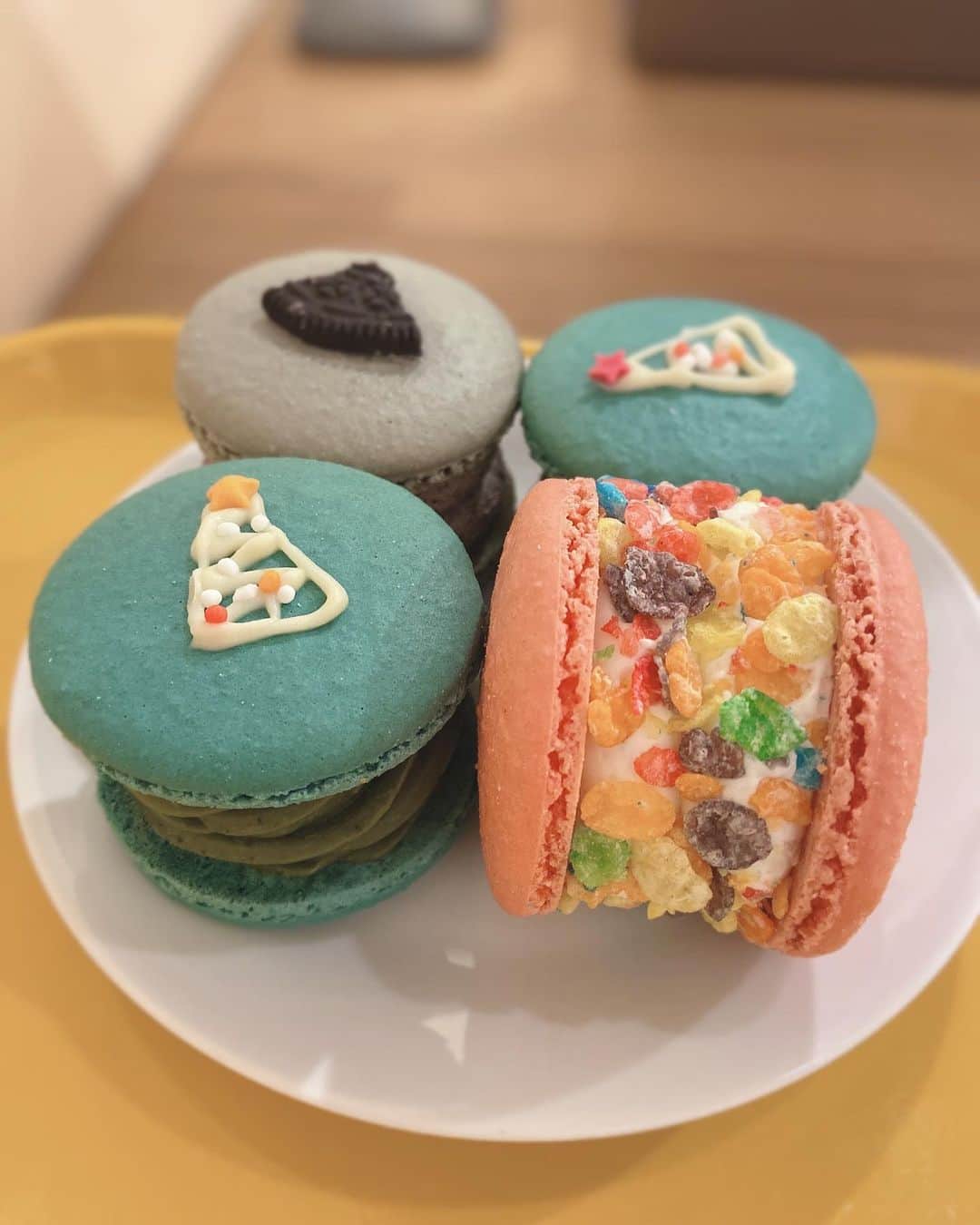 のインスタグラム：「ちょいと前にマカロヌ食べてきた😋 2回目のthe sugar forestに行ってきた☺️ クリスマスシーズンということもあって 抹茶のマカロンの上にツリーが書いてあって 可愛かった🎄 味はたしか、 抹茶チョコチップ🍵 いちごみるく🍓🥛 オレオ🍫🍪  映さえようといろんな角度がから撮ったけど 映とんかよう分からん😅  写真を撮りよる姿を撮られたけど どんな体勢で撮りよんって感じ😂 しかも、後ろ姿男の子みたい🤭   #マカロン #makaron #thesugarforest #高円寺 #高円寺カフェ #オレオ #抹茶 #いちごみるく #クリスマス」