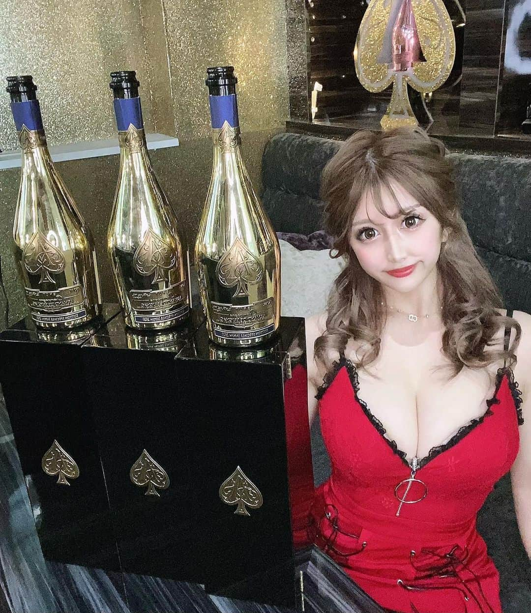 愛咲まいかのインスタグラム：「🌸 ・ シャンパンファイト🍾 ・ ミリオンのシャンパン今安くなってます❤️ 飲んだことないシャンパン飲んでみたい！ ・ ・ ・ #キャバ嬢#キャバクラ#名古屋#錦#錦3#愛咲まいか#テラスハウス#ニュークラブ#ミリオングループ#歌舞伎町#六本木#すすきの#中洲#ミナミ#北新地#ドンペリ#アルマンド#ソウメイ#シャンパン#酒ヤクザ#ヘアセット#ドレスアップ#クラブ#ラウンジ#ガールズバー #ホスト#ポケパラ#ナイツネット#ナイブロ#いいね返し」