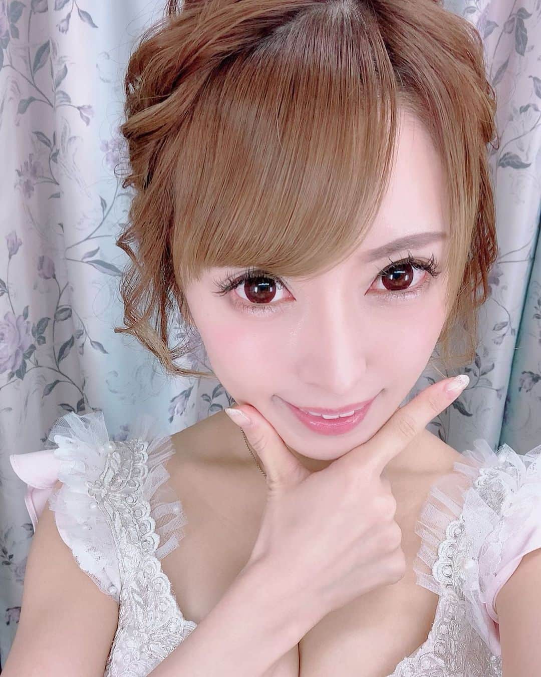 のインスタグラム：「みくるんポーズ🐰💖撮影したよ💖  #コンカフェ#メイドカフェ#プティパルフェ#住吉#アールズカフェ#錦#キャバクラ#名古屋#YouTube#17LIVE#tiktok#撮影」