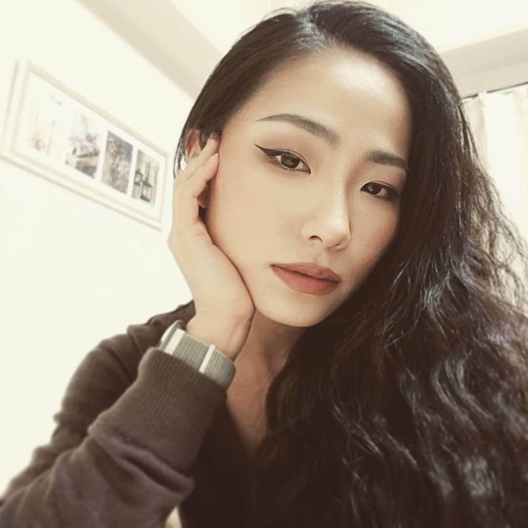 永吉令奈のインスタグラム：「メイクがうまくいった日はテンション上がりますねん。 メンタルも強くなる。  メイクのパワー。  Makeup = Motivate」
