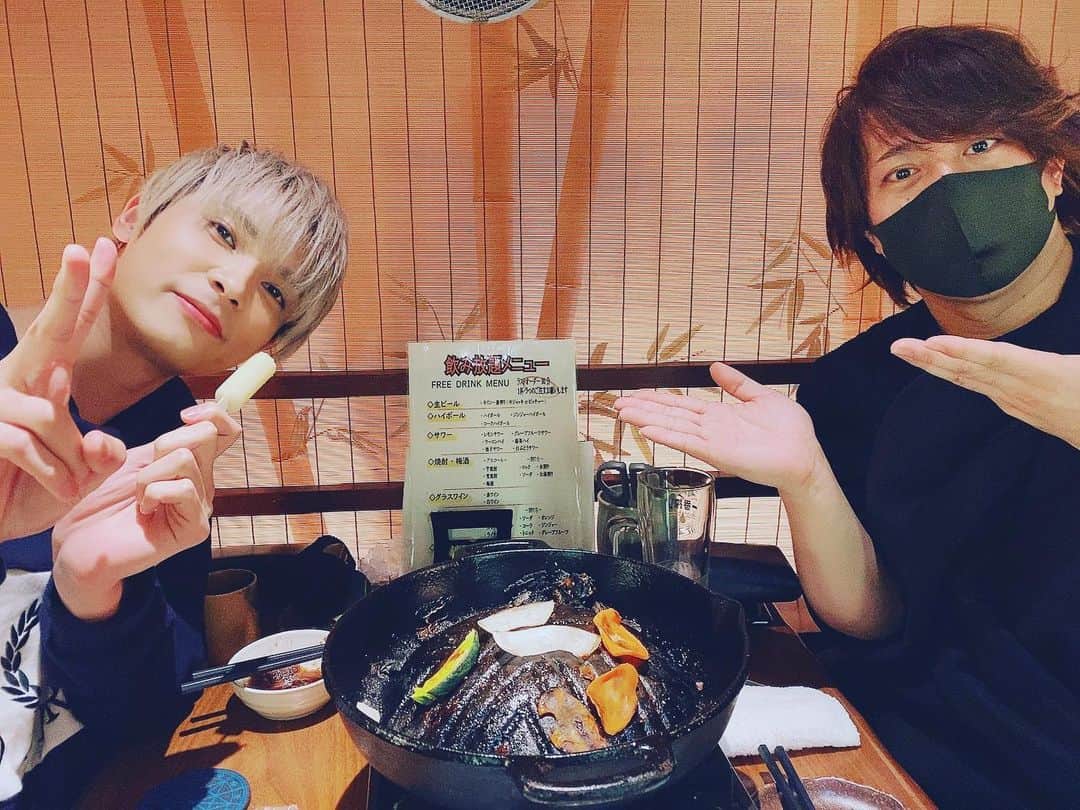 のインスタグラム：「睦さんに久しぶりにお会いして お誕生日祝ってもらいましたー(^^) 毎年祝ってくれてる😂❤️ ありがとうございました🙇‍♂️ 実は来年の睦さんへの誕生日プレゼント、もう決めてるんだー🤭笑 #お誕生日 #お肉パーティ #配信ありがとう #またやります #fanicon #登録よろしく #プロフィールから #followme #thankyou」
