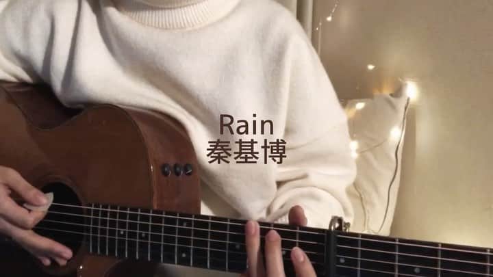 犬塚ヒカリのインスタグラム：「Rain / 秦基博 . . . 路地裏では朝が早いから 今のうちにきみをつかまえ 行かないで 行かないで そう言うよ . . . .  #弾き語り#カバー曲#rain#秦基博#taylor#guitar#musically#music#singing#musiccover#coversong#犬塚ヒカリ#inuzukahikari」