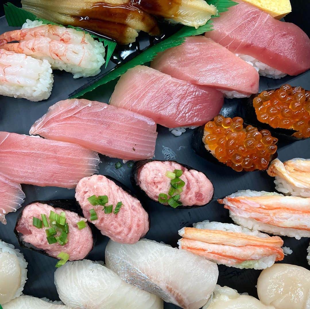 宇田川大輔さんのインスタグラム写真 - (宇田川大輔Instagram)「お気に入りに登録。#デリバリー　#sushi  #社内忘年会　　#stayoffice」12月22日 23時55分 - udagawadaisuke