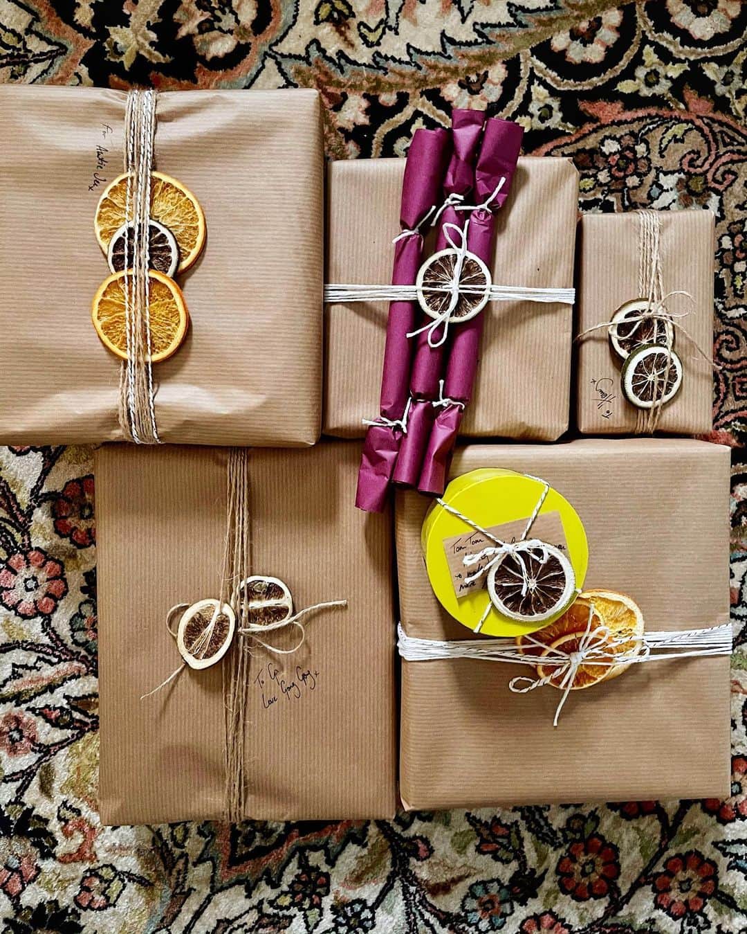 ペオニー・リムのインスタグラム：「This year I decided to do something a bit more natural for my #christmaswrapping this year. I love dried citrus, it smells so amazing. I’ve used them before for wreaths so I wanted to do something with them this year. I found some inspo on Pinterest and did my take on it. I always double wrap, so I used burgundy tissue under the brown paper this year. #peonylimchristmas」