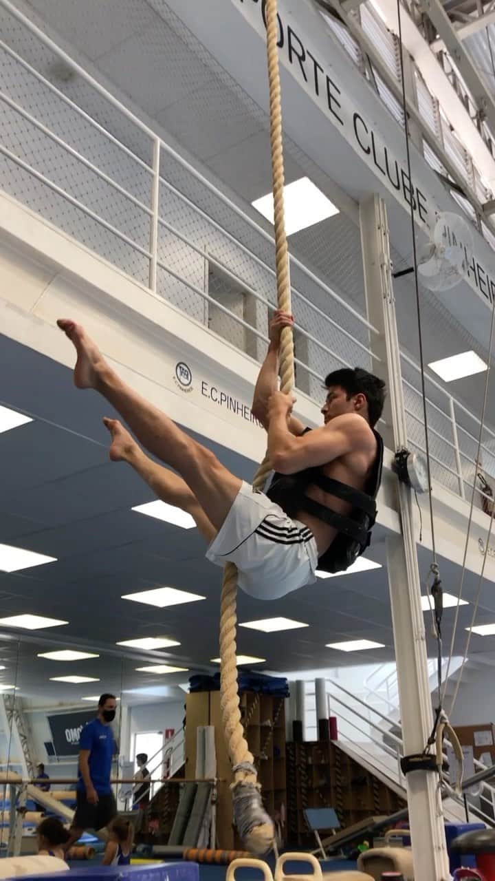 アルトゥール・オヤカワ・マリアノのインスタグラム：「Dando aquele gás a mais pq a ceia de natal ta chegando! 🎄  . . . #RoadToTokyo #GoNono #A #corda #ecp #gymnastics #gym」