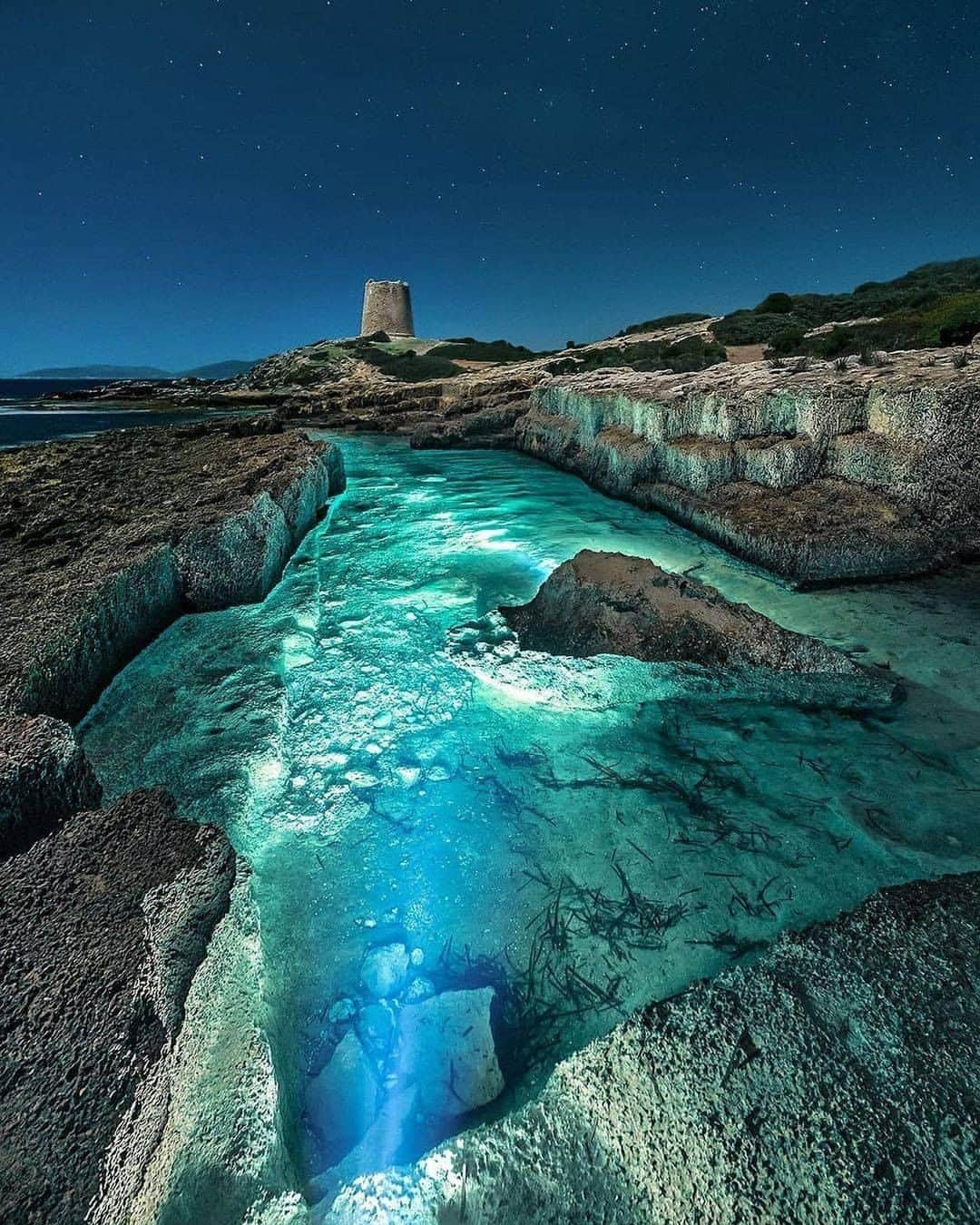 Discover Earthさんのインスタグラム写真 - (Discover EarthInstagram)「Have you ever swum in such crystal-clear water? Sardinia is a large Italian island in the Mediterranean Sea with almost 2,000 km of coastline. It has sandy beaches and a mountainous interior crossed by hiking trails.   #discoversardinia🇮🇹 with @marklions  . . . .  #sardinia  #sardegna  #igersardegna  #lanuovasardegna  #sardegnaofficial  #instasardegna  #volgosardegna  #sardiniaexperience  #loves_sardegna  #focusardegna  #sardinien  #sardegna_super_pics  #vivosardegna  #ig_sardinia  #sardegnagram  #sardegna_reporter  #cerdeña  #unionesarda  #sardiniamylove  #cagliari  #sardaigne  #igerscagliari  #loves_united_sardegna  #sardegnageographic  #thehub_sardegna  #bestsardegnapics  #Сардиния  #olbia  #sardiniaphotos」12月23日 0時00分 - discoverearth