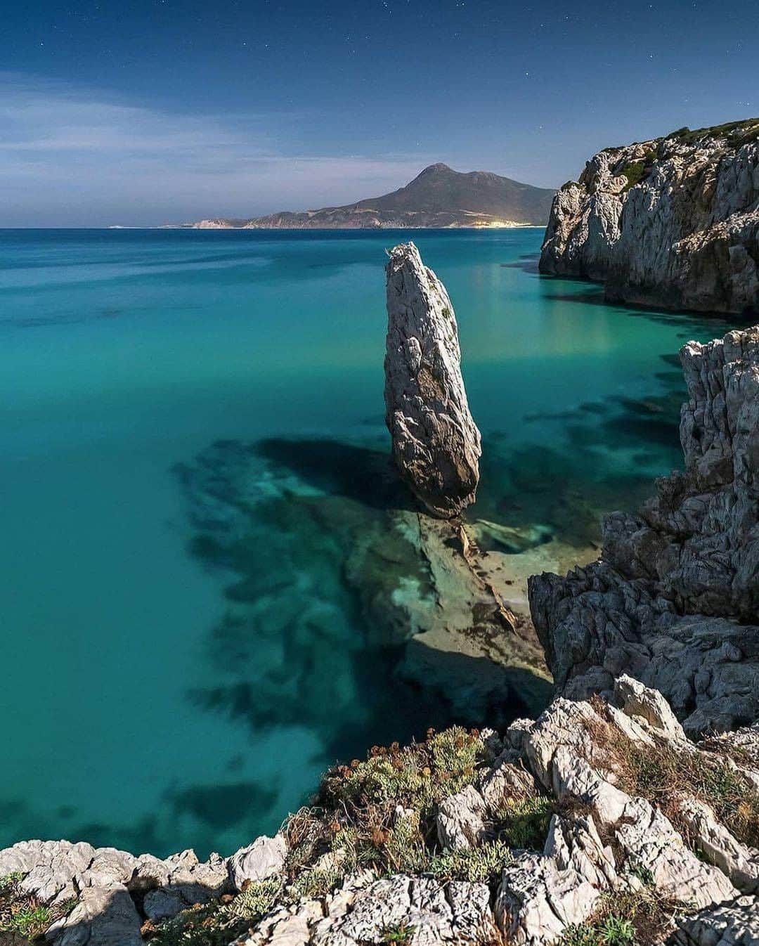 Discover Earthさんのインスタグラム写真 - (Discover EarthInstagram)「Have you ever swum in such crystal-clear water? Sardinia is a large Italian island in the Mediterranean Sea with almost 2,000 km of coastline. It has sandy beaches and a mountainous interior crossed by hiking trails.   #discoversardinia🇮🇹 with @marklions  . . . .  #sardinia  #sardegna  #igersardegna  #lanuovasardegna  #sardegnaofficial  #instasardegna  #volgosardegna  #sardiniaexperience  #loves_sardegna  #focusardegna  #sardinien  #sardegna_super_pics  #vivosardegna  #ig_sardinia  #sardegnagram  #sardegna_reporter  #cerdeña  #unionesarda  #sardiniamylove  #cagliari  #sardaigne  #igerscagliari  #loves_united_sardegna  #sardegnageographic  #thehub_sardegna  #bestsardegnapics  #Сардиния  #olbia  #sardiniaphotos」12月23日 0時00分 - discoverearth