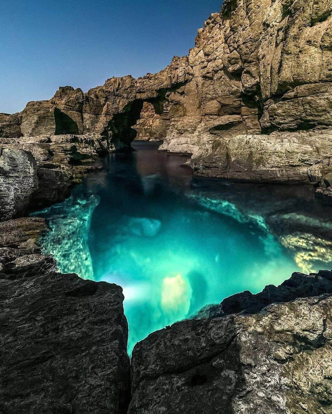 Discover Earthさんのインスタグラム写真 - (Discover EarthInstagram)「Have you ever swum in such crystal-clear water? Sardinia is a large Italian island in the Mediterranean Sea with almost 2,000 km of coastline. It has sandy beaches and a mountainous interior crossed by hiking trails.   #discoversardinia🇮🇹 with @marklions  . . . .  #sardinia  #sardegna  #igersardegna  #lanuovasardegna  #sardegnaofficial  #instasardegna  #volgosardegna  #sardiniaexperience  #loves_sardegna  #focusardegna  #sardinien  #sardegna_super_pics  #vivosardegna  #ig_sardinia  #sardegnagram  #sardegna_reporter  #cerdeña  #unionesarda  #sardiniamylove  #cagliari  #sardaigne  #igerscagliari  #loves_united_sardegna  #sardegnageographic  #thehub_sardegna  #bestsardegnapics  #Сардиния  #olbia  #sardiniaphotos」12月23日 0時00分 - discoverearth