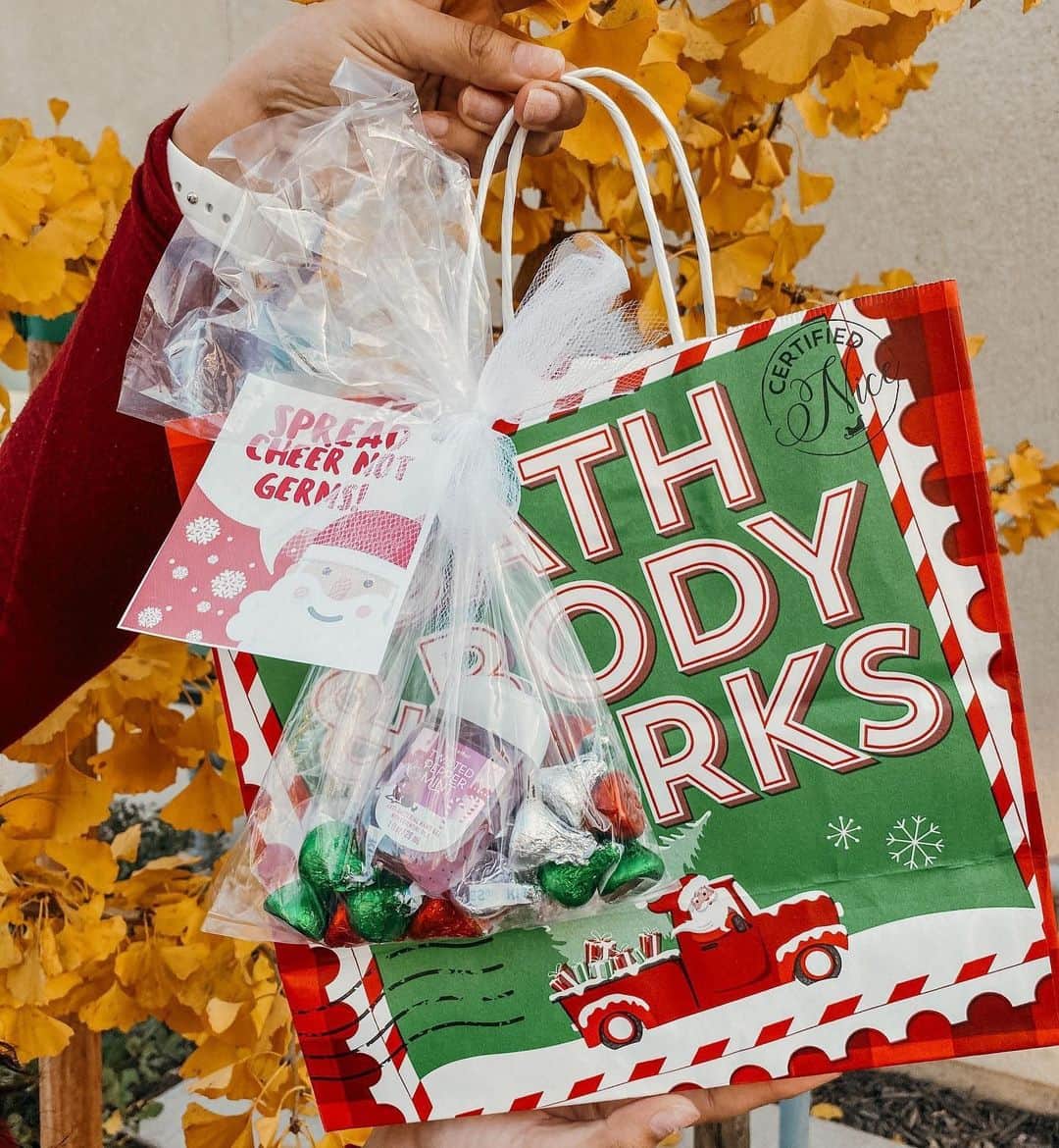 Bath & Body Worksさんのインスタグラム写真 - (Bath & Body WorksInstagram)「✔ For a coworker 📝 ✔ For a friend 👯 ✔ Or just because 💝 It’s the little things that count in a gift!」12月23日 0時00分 - bathandbodyworks