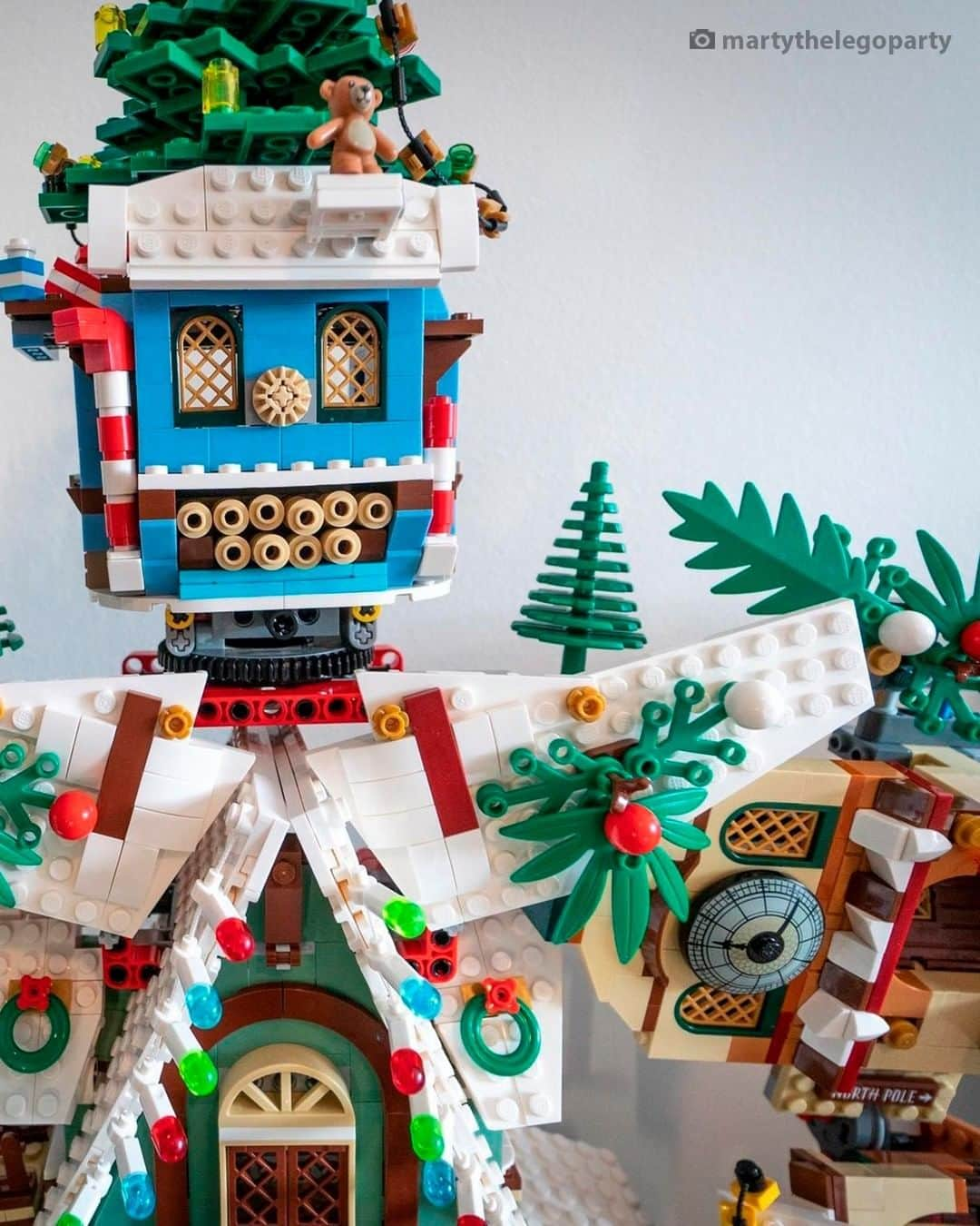 LEGOさんのインスタグラム写真 - (LEGOInstagram)「Well here’s something we haven’t seen before, a Winter Village Mech! 🎄🎅  This incredibly creative build includes the Elf Club House, Gingerbread House, Winter Village Cottage, Santa’s Workshop, and the Winter Village Station.  📸 by @martythelegoparty   #LEGO #AFOL #MOC」12月23日 0時00分 - lego