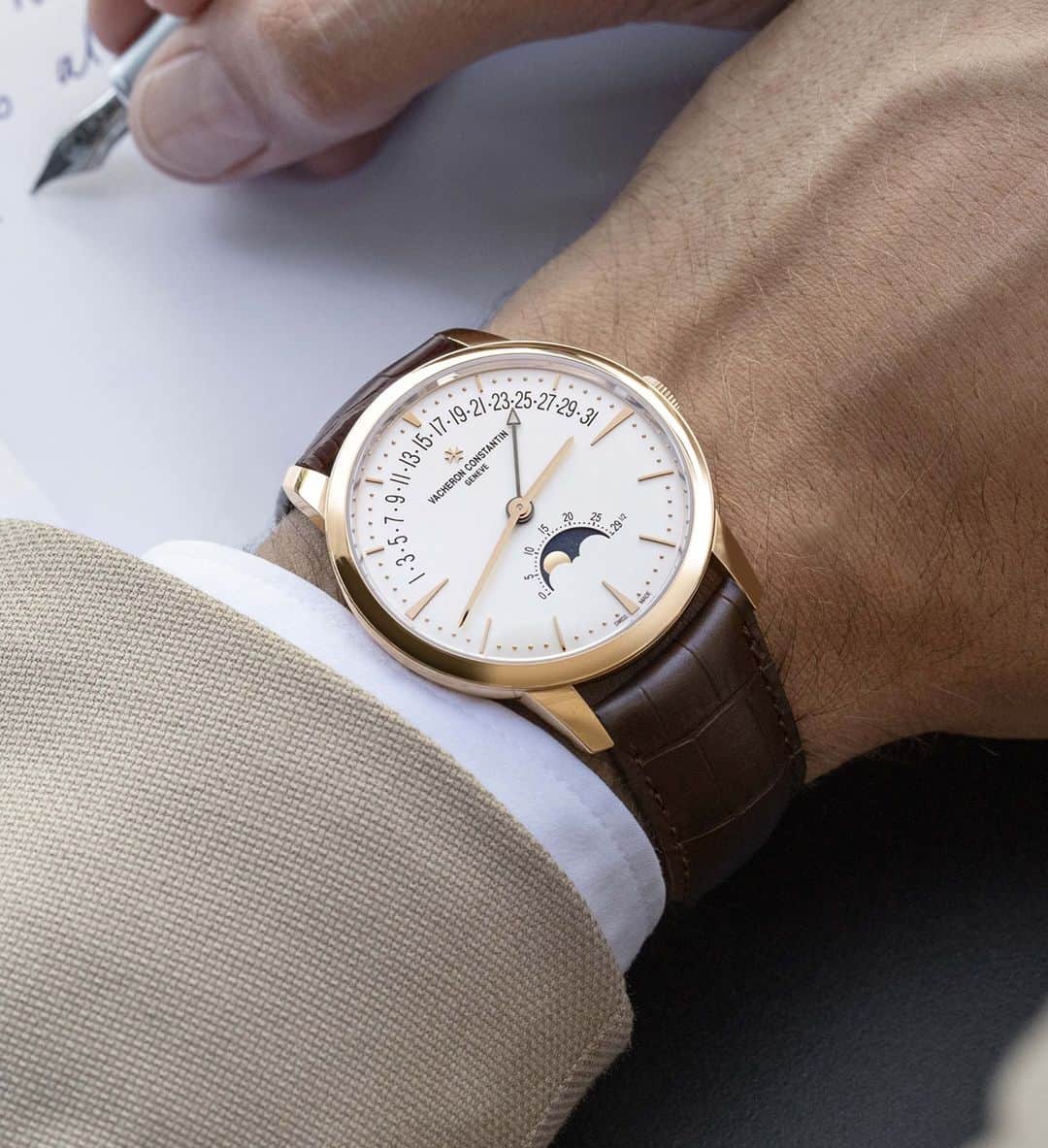 のインスタグラム：「⁣Classic twist.⠀ ⠀⠀ 🌙 The Patrimony moon phase and retrograde date model is a perfect expression of understated luxury. Characterised by a balanced and symmetrical dial endorsed with a moon-phase display at 6 o’clock — with a gold disk for the moon and a painted gold starfield on a dark blue night sky.⠀⠀ ⠀ A true connoisseur's delight.⠀⠀⠀ ⠀ ⠀ ⁣#VacheronConstantin #OneOfNotMany #vacheron #thehourlounge #watches #watch #watchesofinstagram #horology #watchoftheday #instawatch #geneva #swissmade #swisswatch #watchesofinstagram #luxury #luxurywatch」
