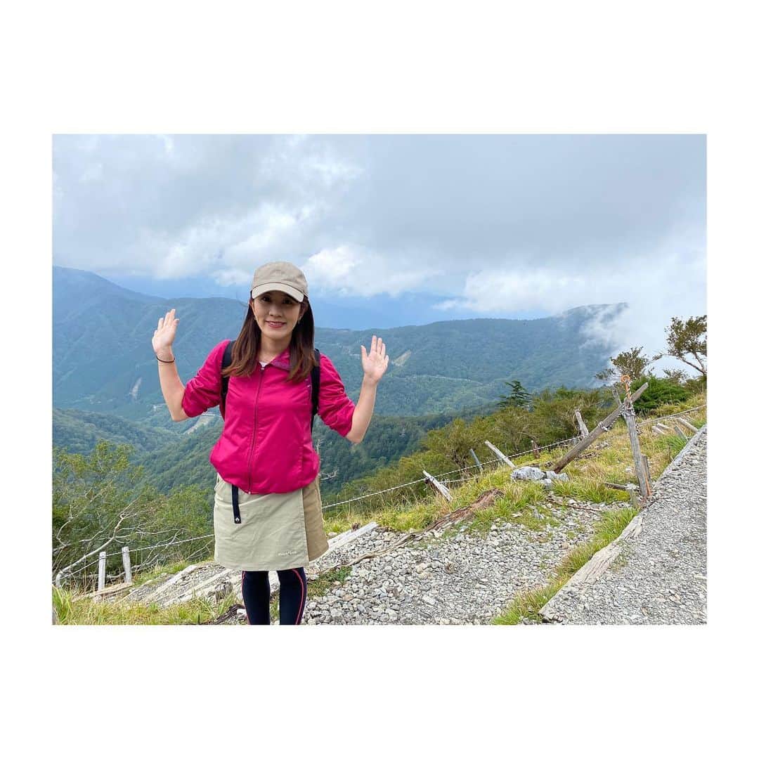 野口七海さんのインスタグラム写真 - (野口七海Instagram)「⭐️西日本で2番目に高い剣山⭐️ ななラジでも話した9月の剣山登山⛰ やっとこさ投稿できました🤣 . 広テレ時代にロケのために買ったけど1回しか使ってなかった登山靴と登山ウエアがここに来て役に立ってます☺️ . 剣山登山で山登りの楽しさを覚えた私。今回山頂は霞んでいたので、来年リベンジしたいと思っています💪 . #四国 #徳島 #剣山 #登山 #登山靴 #登山ウエア #御朱印 #登山楽しい #四国放送 #アナウンサー #野口七海のなないろラジオ」12月23日 0時04分 - noguchi_nanami