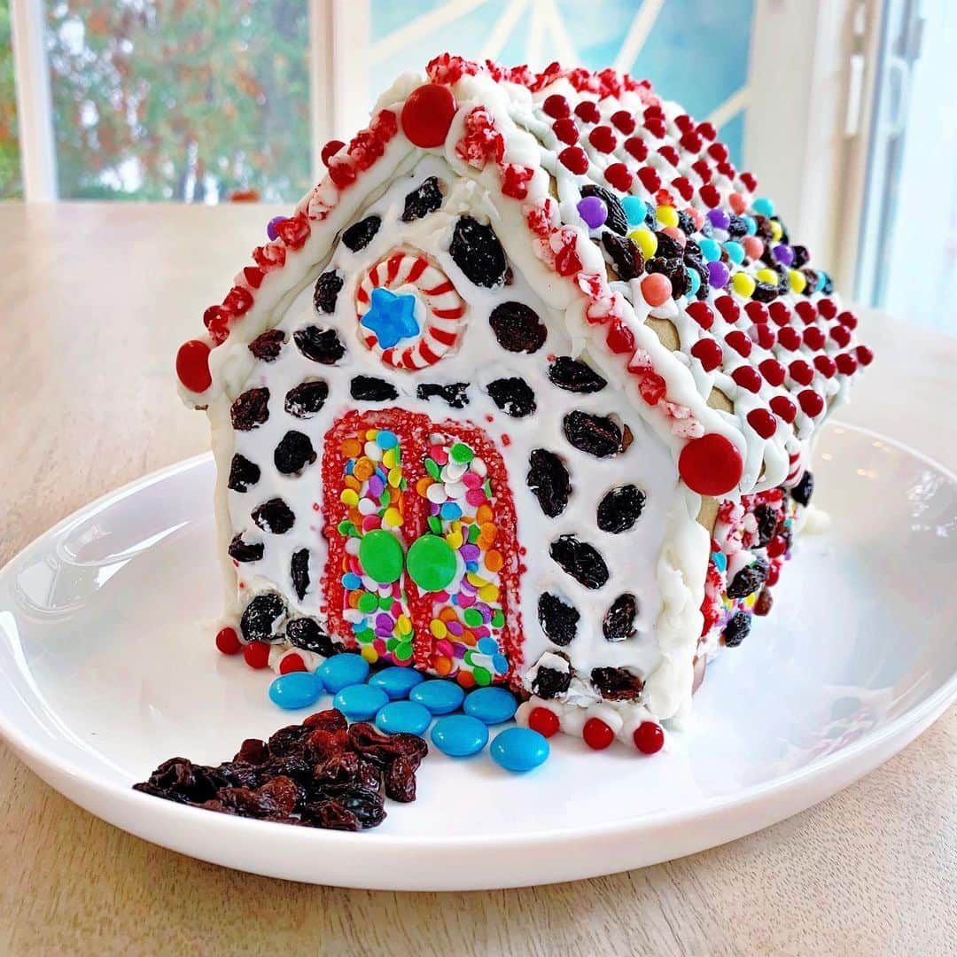 Ilana Wilesさんのインスタグラム写真 - (Ilana WilesInstagram)「I don’t know who needs to hear this but you should decorate your gingerbread houses before you put them together. We let the pieces sit overnight to fully harden before we constructed the houses. FYI, we made these back in October for a partnership with Sunmaid, but we worked so hard on them, I wanted to share more pics! The third photo is my fave because Harlow reminds me of the Salt Bae guy, except with raisins. And of course Mazzy chose to make a Halloween themed house. How cute is her little ghost?? Lastly, I think you all should know that whenever Harlow plays “famous YouTuber” and films herself doing stuff, she always says “Today we are sponsored by RAISINS!” Which is hilarious, because it is true.」12月23日 0時04分 - mommyshorts