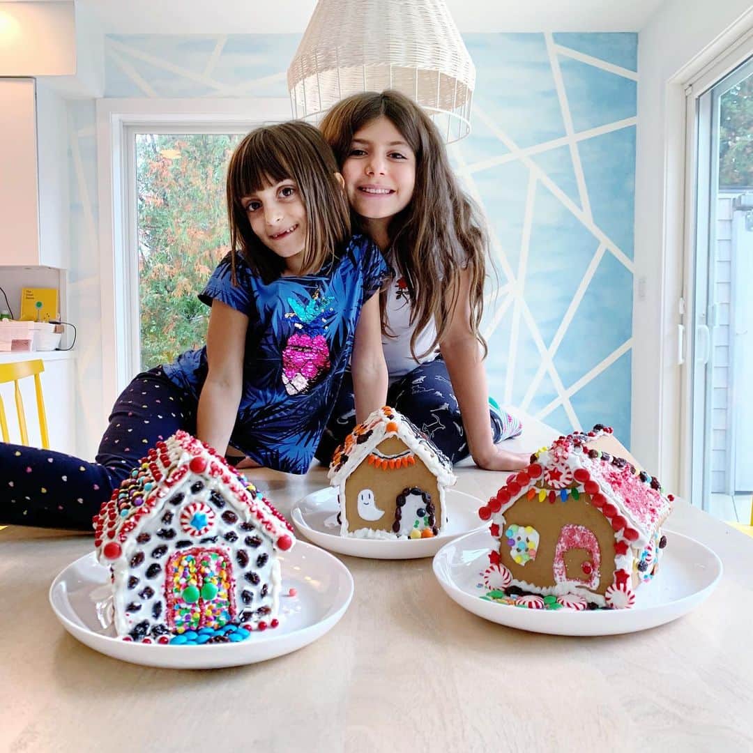 Ilana Wilesさんのインスタグラム写真 - (Ilana WilesInstagram)「I don’t know who needs to hear this but you should decorate your gingerbread houses before you put them together. We let the pieces sit overnight to fully harden before we constructed the houses. FYI, we made these back in October for a partnership with Sunmaid, but we worked so hard on them, I wanted to share more pics! The third photo is my fave because Harlow reminds me of the Salt Bae guy, except with raisins. And of course Mazzy chose to make a Halloween themed house. How cute is her little ghost?? Lastly, I think you all should know that whenever Harlow plays “famous YouTuber” and films herself doing stuff, she always says “Today we are sponsored by RAISINS!” Which is hilarious, because it is true.」12月23日 0時04分 - mommyshorts