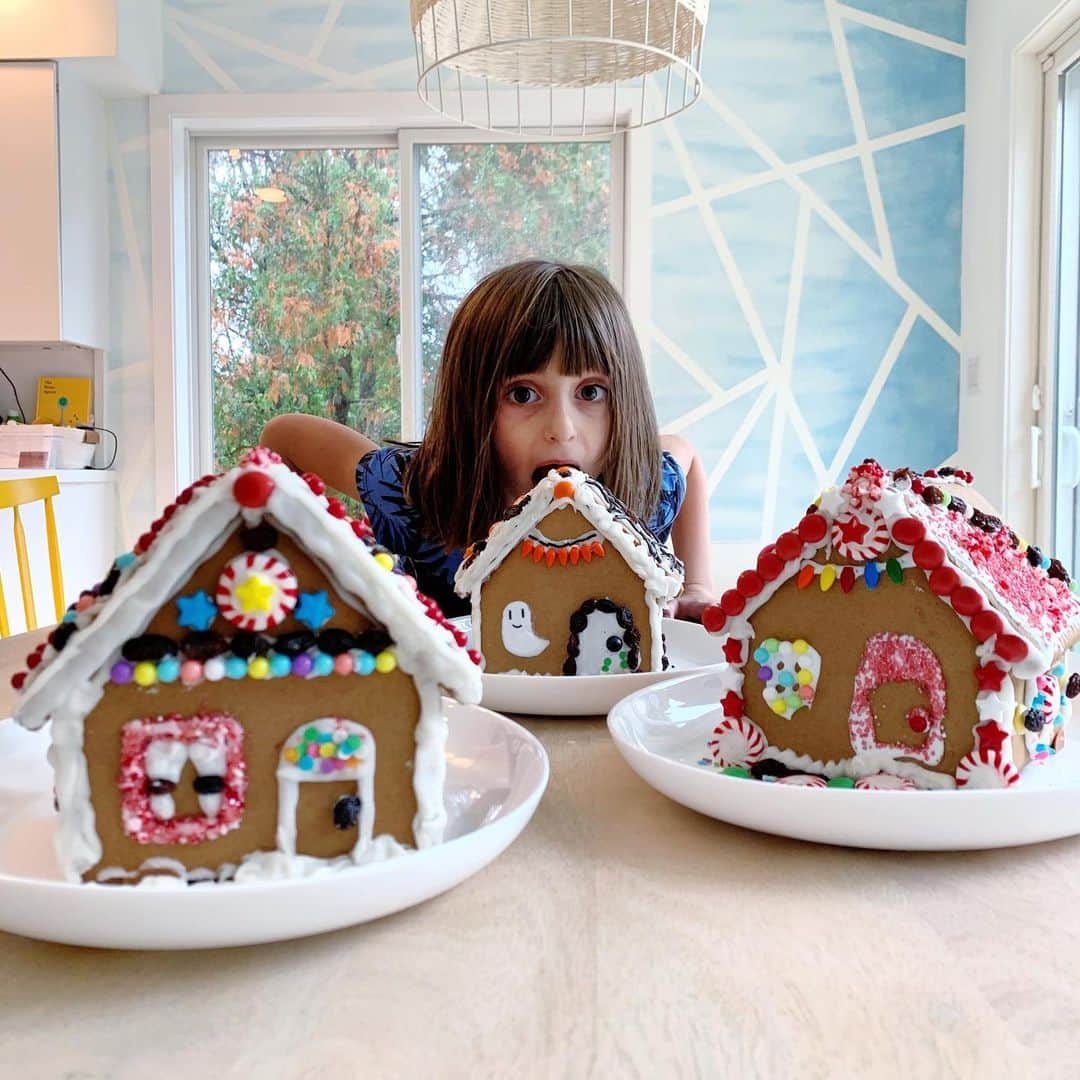 Ilana Wilesさんのインスタグラム写真 - (Ilana WilesInstagram)「I don’t know who needs to hear this but you should decorate your gingerbread houses before you put them together. We let the pieces sit overnight to fully harden before we constructed the houses. FYI, we made these back in October for a partnership with Sunmaid, but we worked so hard on them, I wanted to share more pics! The third photo is my fave because Harlow reminds me of the Salt Bae guy, except with raisins. And of course Mazzy chose to make a Halloween themed house. How cute is her little ghost?? Lastly, I think you all should know that whenever Harlow plays “famous YouTuber” and films herself doing stuff, she always says “Today we are sponsored by RAISINS!” Which is hilarious, because it is true.」12月23日 0時04分 - mommyshorts