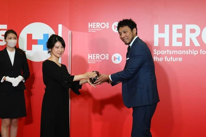 中江有里さんのインスタグラム写真 - (中江有里Instagram)「HEROs AWARD 2020でした。  わたしはNPO部門で受賞された一般社団法人センターポールの代表、堀江航さんにトロフィー贈呈いたしました。  今年で4回目となるHEROs AWARD、初回から審査員を務めています。  毎年ガラパーティー形式で、大勢のアスリートの皆さんが正装で集う盛大な会になるのですが、今年は密を避けるために人数は減らして、簡易的な形に。  ちなみに他の委員の皆さんはスポーツ識者で、わたしはそうではありません。 アスリートの社会貢献活動をたたえるAWARD審査で、わたしは敢えてスポーツと離れた立場から思うところを話すようにしています。  来年は元の形式に戻りますように。  #HEROs #中江有里」12月23日 0時08分 - yurinbow1226