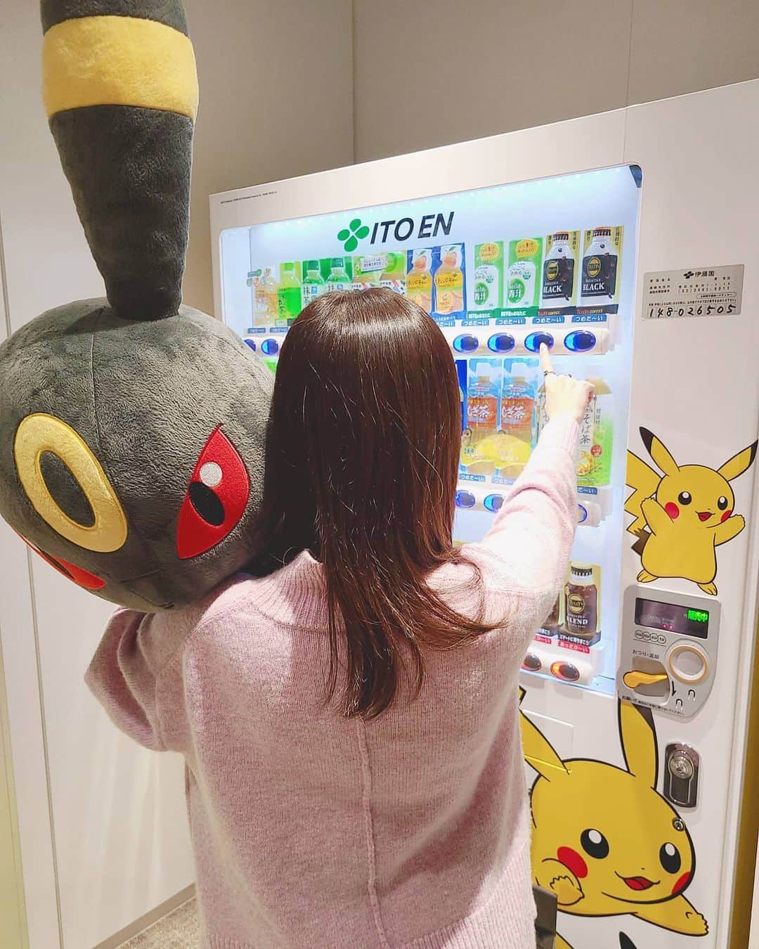 のインスタグラム：「#ポケモンのいる生活  会社にて。 おとなしく抱っこされてるブラッキー、かわええ〜〜(⸝⸝⸝ᵒ̴̶̷ ⌑ ᵒ̴̶̷⸝⸝⸝)💓 * * * #ななっぷる #選ぶ飲み物は  #BLACK」