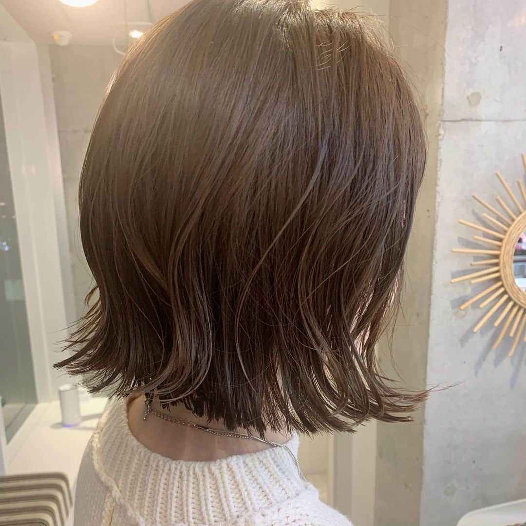 小松美緒さんのインスタグラム写真 - (小松美緒Instagram)「娘さんの　 七五三の為に伸ばしていた髪を　 バッサリ✂︎  とってもNICE👍な自然な髪の毛のクセを持っているので、生かして　 少しだけコテで外ハネをプラスしてるくらいのスタイリング。　  とっても可愛いmamaでお仕事も頑張っていて尊敬します💕　 いつもありがとうございます♡」12月23日 0時10分 - komatsumio