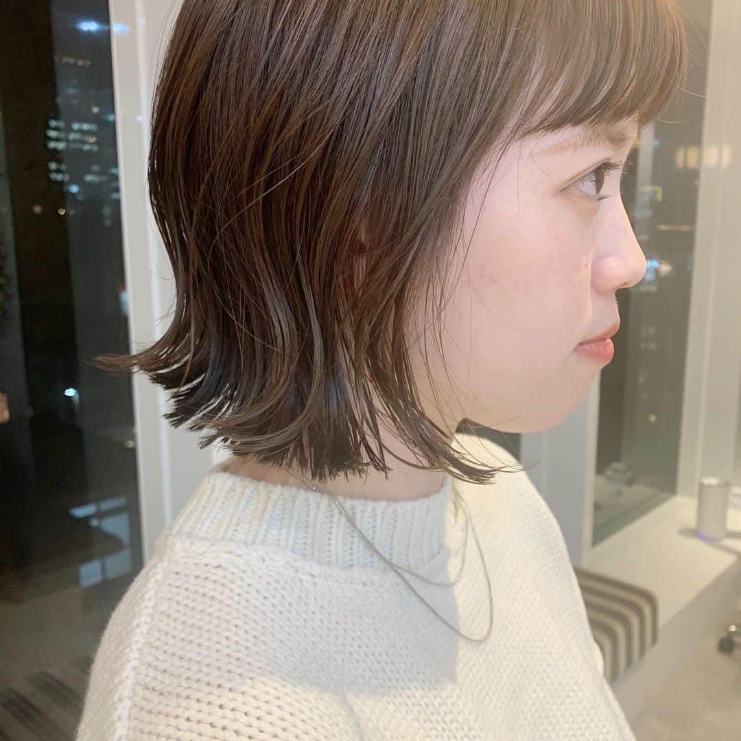 小松美緒のインスタグラム：「娘さんの　 七五三の為に伸ばしていた髪を　 バッサリ✂︎  とってもNICE👍な自然な髪の毛のクセを持っているので、生かして　 少しだけコテで外ハネをプラスしてるくらいのスタイリング。　  とっても可愛いmamaでお仕事も頑張っていて尊敬します💕　 いつもありがとうございます♡」