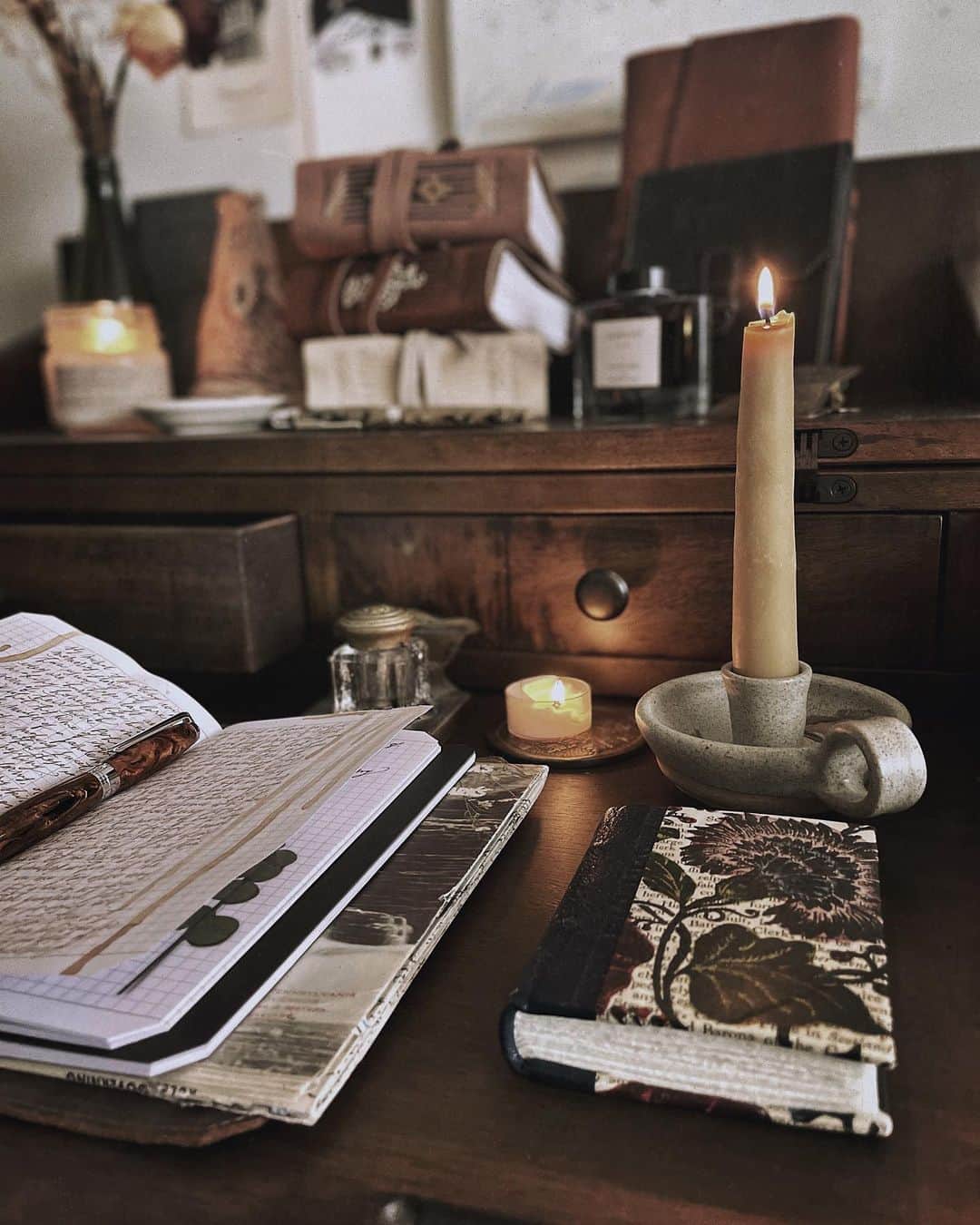 Catharine Mi-Sookさんのインスタグラム写真 - (Catharine Mi-SookInstagram)「More light etching into our days with the arrival of yesterday’s solstice. A theme I’ll walk with into the dawn of a new epoch, a theme I’ll embrace full hearted today. So many juggles and layers and loads weighted on countless shoulders and hands. I hope that in between the crevice of moments there would be the warmth of sunshine for sweet sustenance of the soul. And I hope for brighter chapters ahead with many blooms and sights to behold along the terrain for all. . . . . . Boot Brown Leather Vagabond Notebook & Three Penvelope Case @franklinchristoph. Baoshi Soyouz Fountain Pen in Amber @recifeparis. Ceramic #mypitchpine Candle Holder & Wolf Incense Burner @pitchpinepottery. Leather Journals w/ Handwoven spines @loombound. . . . . . #onmydesk #vagabondnotebook #franklinchristoph #journaling #recifeparis #recife #fountainpen #fountainpens #writinginstruments #travelersnotebook #darkacademia #darkacademiaaesthetic #deskgoals #booksandcandles #stillswithstories #hyggestyle #capturequiet #cozycorner #darkandlovely #darkandmoody #myquietbeauty #smallmomentsofcalm #documentyourdays #loveforanalogue」12月23日 0時13分 - catharinemisook