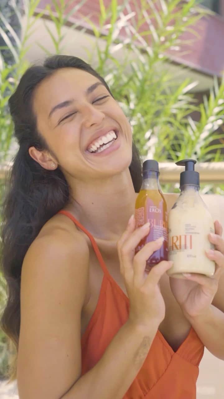 Yanna Lavigne 稲垣アンのインスタグラム：「Amores, verão tá aí!! E @naturabroficial lança para essa querida estação a linha de cuidados pós sol Natura Ekos Buriti que conta com produtos que hidratam, iluminam e refrescam enquanto protegem a pele dos efeitos nocivos da exposição solar e realça o bronzeado. O Buriti de Natura EKOS vem da cooperativa de agricultores familiares COPSERTÃO, localizada no Cerrado (Norte de Minas). A Cooperativa articula com diversas comunidades da região, transformando a realidade de mais de 100 famílias. Além de hidratada, consciente 😉  #SomosTodosUmaNaturezaSó」
