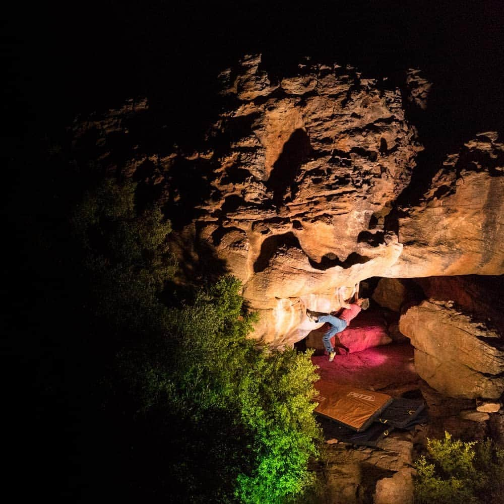 カタリーナ・ザーヴァインさんのインスタグラム写真 - (カタリーナ・ザーヴァインInstagram)「When the days are short, you gotta bring lights💡  Thinking back to a great trip to Rocklands and a fun night shooting with @jonglassberg.  @marmot_mountain_europe  @lasportivagram  @petzl_official  #missthisplace #rocklands #lightitup #climbing #rockclimbing #itsgreatoutthere」12月23日 0時22分 - katha_saurwein