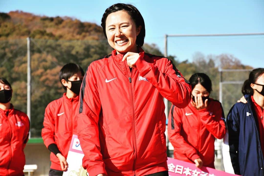 大田昭子のインスタグラム：「. 2020.12.22（Tue）  ついに…やっと…笑 引退しましたーーー💫  CCRSでの12年間は本当にたくさんの事を経験する事が出来ました❗️ 嬉しい事、辛い事、たくさんあったけど最後の瞬間にこの笑顔で終われたのは、私に関わってきたすべてのみなさんのおかげです🥺 今までたくさん応援してくださって、本当にありがとうございました♡♡♡  最後にMVPまで貰えて私は幸せ者です💎  これからも自分らしく楽しみながら頑張っていきたいと思います👋 ありがとうございました☺️  #CCRS#Redsparks #hockey#mjphockey #コカコーラレッドスパークス#レッドスパークス #ホッケー#フィールドホッケー」