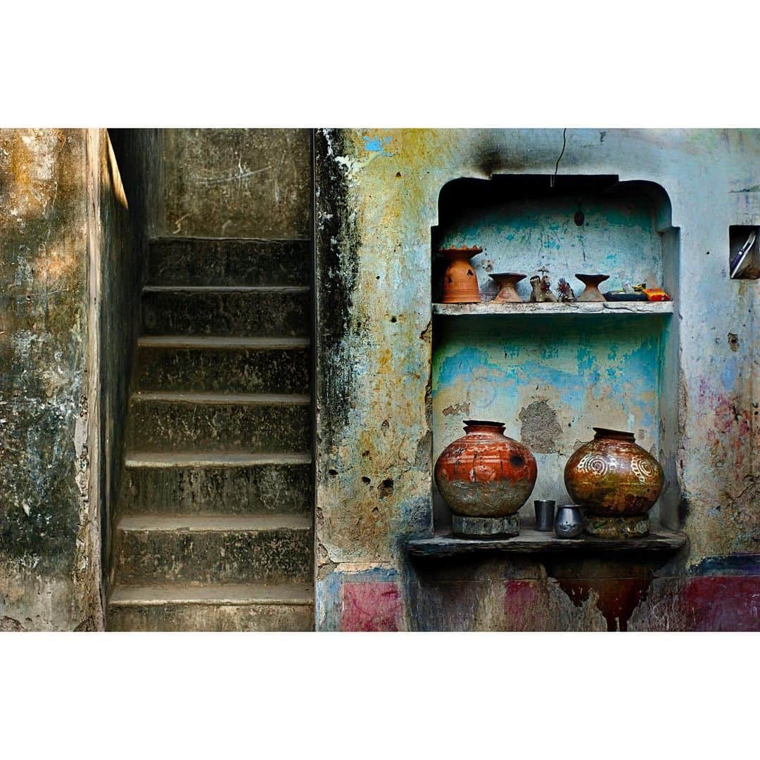 スティーブ・マカリーさんのインスタグラム写真 - (スティーブ・マカリーInstagram)「My exhibition "Wabi-Sabi," explores the philosophy of beauty in imperfection. I have partnered with Musée Barbier-Mueller in Switzerland. My images have been paired with objects from the museum's collection which offer a new look at my work. The exhibition will be on display until Summer 2021. Please check out my story highlights for more information.  1st image: #Havana, #Cuba, 2010. 2nd image: #India, 2007. 3rd image: #China, 2019.  #SteveMcCurry #WabiSabi」12月23日 0時26分 - stevemccurryofficial