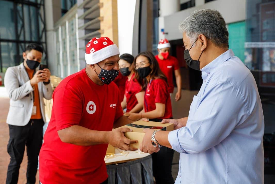 エアアジアさんのインスタグラム写真 - (エアアジアInstagram)「Look who’s in town delivering food and painting the city red today! Ho Ho Ho! 🚲🎅🏼🍱  Never seen before footage: our CEO @tonyfernandes seen delivering hot lunches at NSTP and Sri Pentas.  Order now at airasia.com and you might just be the lucky one to meet Santa Tony tomorrow!  #airasiafood #airasiaForEveryone」12月23日 0時26分 - airasiasuperapp