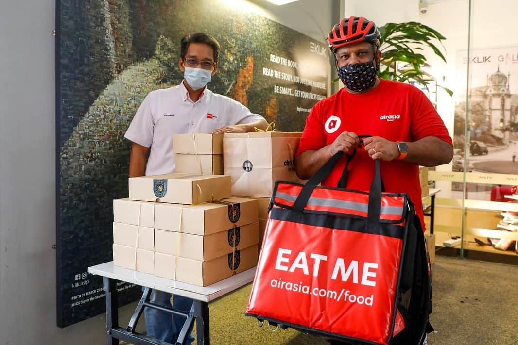 エアアジアさんのインスタグラム写真 - (エアアジアInstagram)「Look who’s in town delivering food and painting the city red today! Ho Ho Ho! 🚲🎅🏼🍱  Never seen before footage: our CEO @tonyfernandes seen delivering hot lunches at NSTP and Sri Pentas.  Order now at airasia.com and you might just be the lucky one to meet Santa Tony tomorrow!  #airasiafood #airasiaForEveryone」12月23日 0時26分 - airasiasuperapp