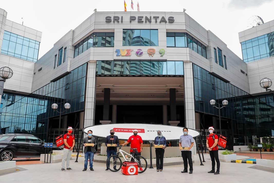 エアアジアさんのインスタグラム写真 - (エアアジアInstagram)「Look who’s in town delivering food and painting the city red today! Ho Ho Ho! 🚲🎅🏼🍱  Never seen before footage: our CEO @tonyfernandes seen delivering hot lunches at NSTP and Sri Pentas.  Order now at airasia.com and you might just be the lucky one to meet Santa Tony tomorrow!  #airasiafood #airasiaForEveryone」12月23日 0時26分 - airasiasuperapp