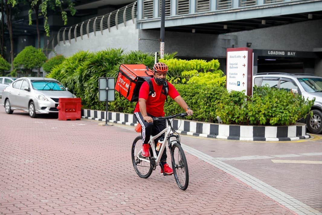 エアアジアのインスタグラム：「Look who’s in town delivering food and painting the city red today! Ho Ho Ho! 🚲🎅🏼🍱  Never seen before footage: our CEO @tonyfernandes seen delivering hot lunches at NSTP and Sri Pentas.  Order now at airasia.com and you might just be the lucky one to meet Santa Tony tomorrow!  #airasiafood #airasiaForEveryone」