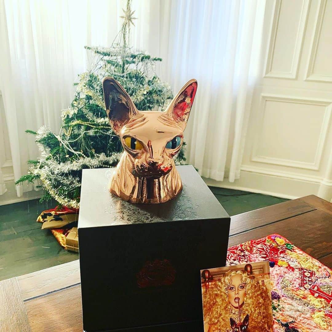 B. Akerlundさんのインスタグラム写真 - (B. AkerlundInstagram)「❤️❤️❤️❤️❤️❤️❤️❤️❤️#Repost @garbage 😻🎄 ・・・ Thankyou darling @bcompleted @absolutelyx for the radest drinking cup ever. I can’t wait to start day drinking. 🐈」12月23日 0時27分 - bcompleted
