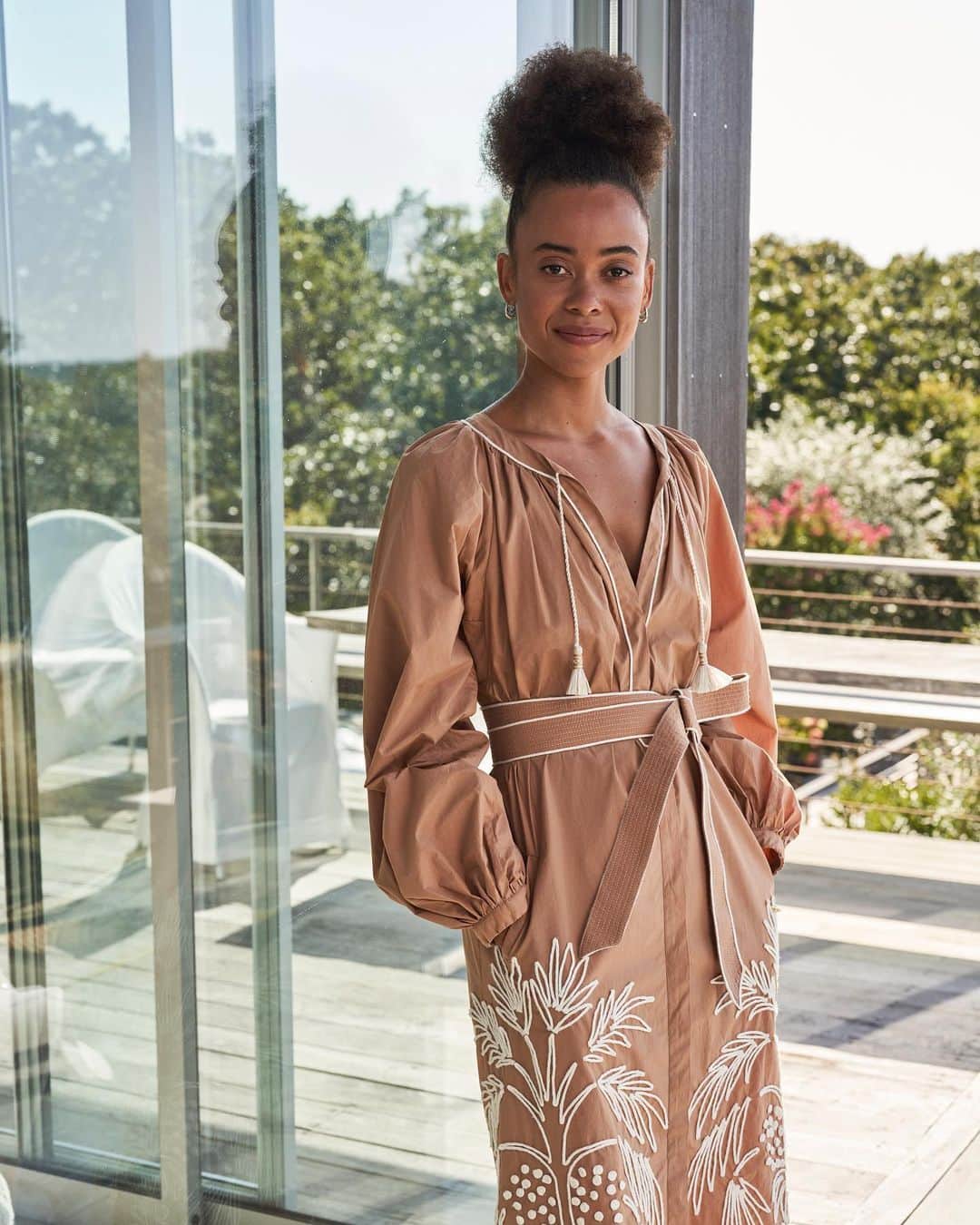 Saks Fifth Avenueのインスタグラム：「In The Studio with @cas_amandaa: "Fashion can make you someone you weren’t sure you were. That's why we need it so much." —Artist Cassi Namoda in @johannaortizofficial. #SaksStyle」