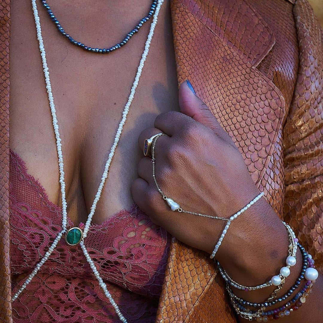 ケリスのインスタグラム：「I like working with my hands , this year has brought so many challenges and revelations . So between cooking , farming , writing , creating . I made jewelry. Precious stones and pearls I've collected in my travels . I've been giving them as gifts all year . Bracelets and body chains, necklaces and now face mask and eyeglass chains . All my girls have gotten something . I love pearls because they change as you wear them . Your body chemistry and skin activate their beauty more each day . I've been home and even if I haven't brushed my hair or put on pants , I always have on rubies and pearls . I even made tiny baby ones for baby G . I will post more pics today . Bountyandfull.com it's a lifestyle」