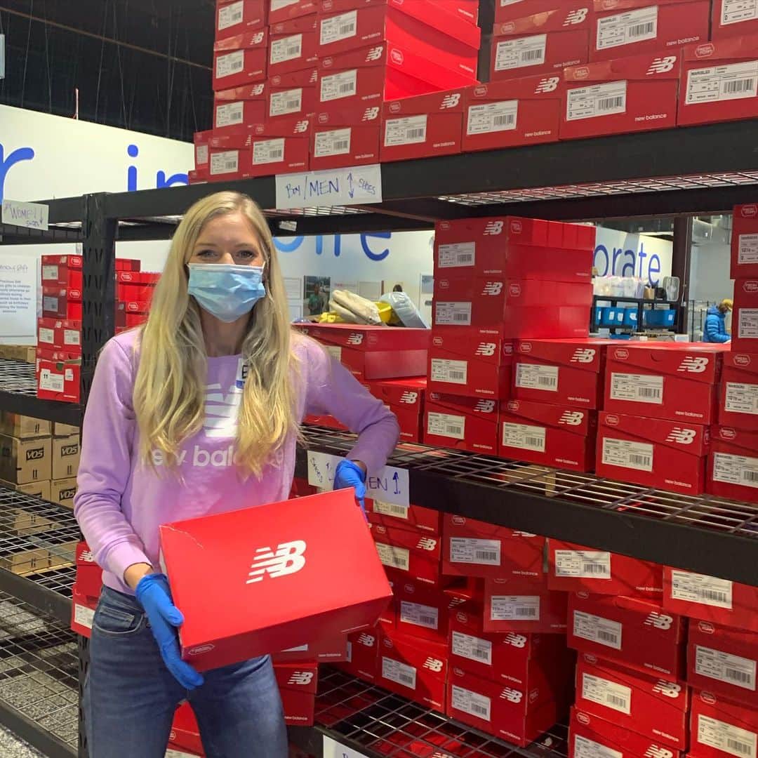 エマ・コバーンのインスタグラム：「GIVING BACK ❤️ in a year where people need more help than ever, if we can, we need to give back ❤️ I’m so thankful that @newbalance donated 500 shoes & hundreds of sweatshirts to A Precious Child. @corymcgeeruns @dani.joness @borisgump800 and I were excited to give a few hours of our time too. A Precious Child is a Colorado charity that provides children in need with opportunities and resources to empower them to achieve their full potential. I’m proud to represent Team NB and love that Team NB is so committed to providing hope, healing and inspiration for communities during this holiday season.  If you are able to help, please consider donating to your local organizations that help those in need, or direct to those families. Wishing everyone a safe, happy holiday ❤️  #nbgivesback @newbalance @newbalancerunning」