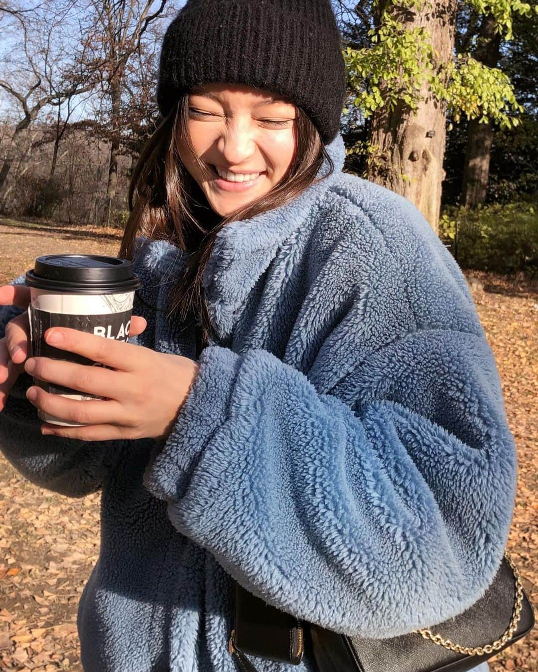 澄那シュトゥーダーさんのインスタグラム写真 - (澄那シュトゥーダーInstagram)「Winter sun kinda vibes 🌞🥶  This city has the harshest winter wind of any city I've lived in so far (making it feel WAY colder than it actually is), and the climate CRACKS my skin in half these days, but also offers some of the most magical holiday festivities one could ask for. Any good mulled wine recipes to recommend, anyone?? 🎅🏻」12月23日 0時40分 - suminastuder