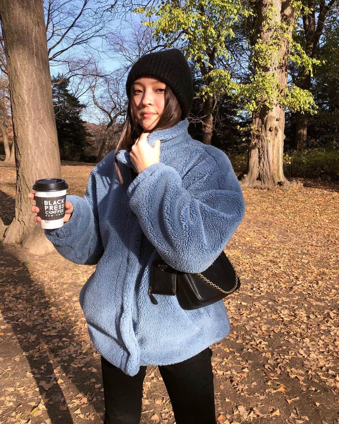 澄那シュトゥーダーさんのインスタグラム写真 - (澄那シュトゥーダーInstagram)「Winter sun kinda vibes 🌞🥶  This city has the harshest winter wind of any city I've lived in so far (making it feel WAY colder than it actually is), and the climate CRACKS my skin in half these days, but also offers some of the most magical holiday festivities one could ask for. Any good mulled wine recipes to recommend, anyone?? 🎅🏻」12月23日 0時40分 - suminastuder