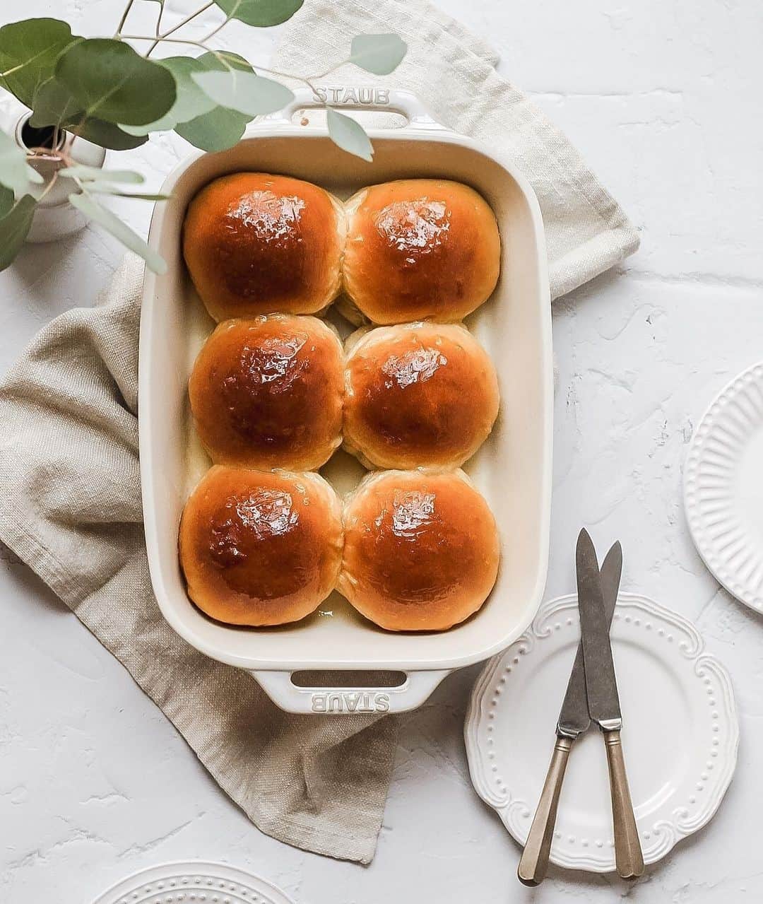 Staub USA（ストウブ）さんのインスタグラム写真 - (Staub USA（ストウブ）Instagram)「Nice buns, @barleyandsage 😉 You might be used to making crusty loaves of bread in our cast iron cocottes, but why should they get to have all the fun? Use our ceramic bakeware to turn out fluffy sourdough dinner rolls like these with ease. The tall sides of the vessel allow you to drape with a cloth while rising with no fear of anything sticking to your carefully shaped rolls. Get the recipe and a link to the dish at the link in our bio. #madeinStaub」12月23日 0時50分 - staub_usa