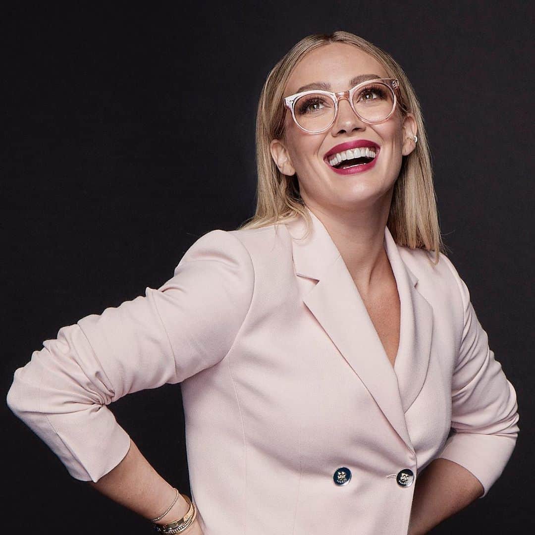 のインスタグラム：「Pink and red this holiday season🎄Yes please! The Muse x Hilary Duff Rosa frame by @glassesusa is a beautiful blush pink frame to make your spirits bright 💫  #MusexHilaryDuff #GlassesUSA #GlassesUSAPartner」