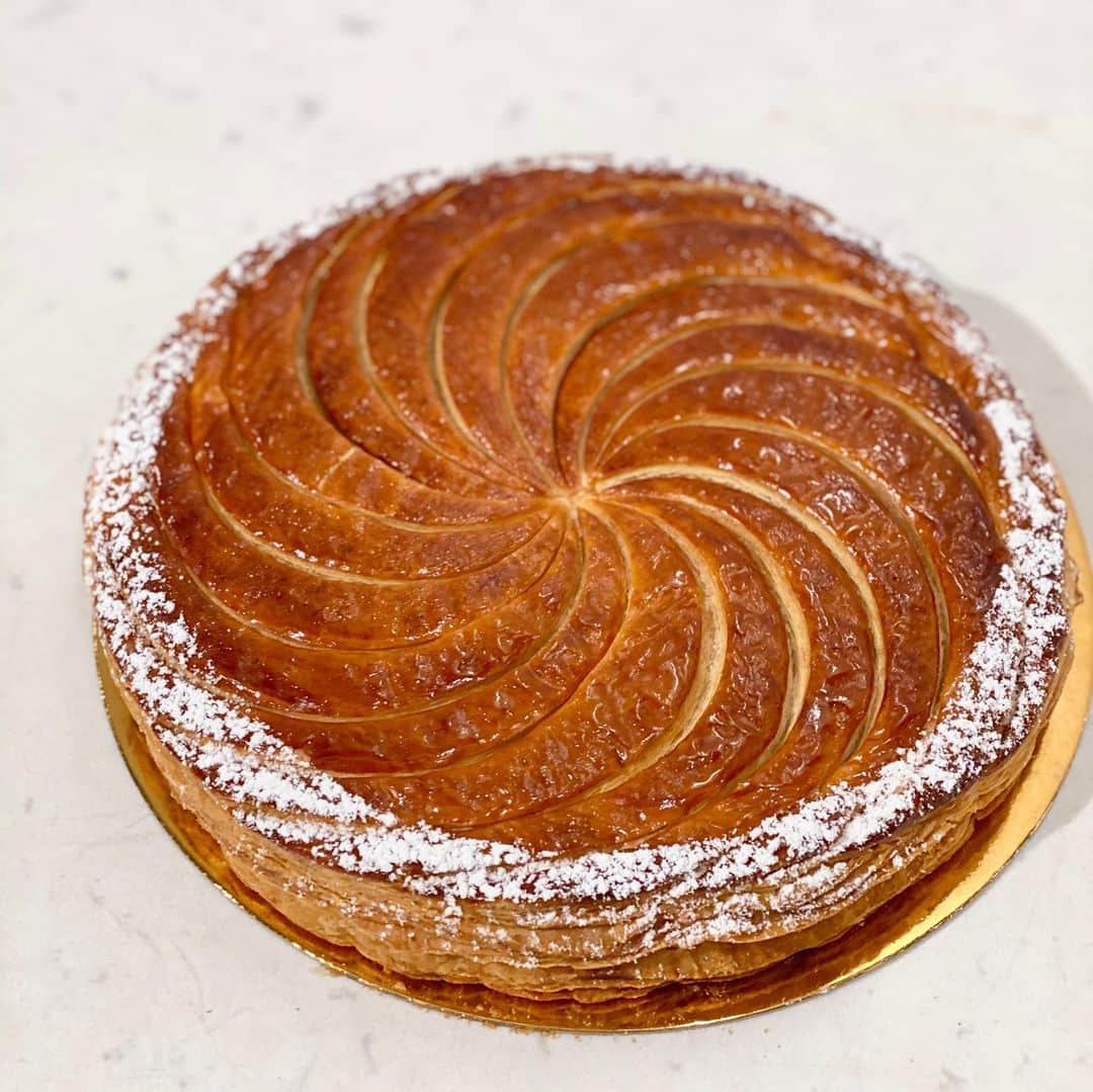 DOMINIQUE ANSEL BAKERYさんのインスタグラム写真 - (DOMINIQUE ANSEL BAKERYInstagram)「It’s that time of year when we get ready for our Galette des Rois (or King’s Cake). 👑 And that means hand-scoring hundreds and hundreds of these classic French cakes, each made with a reverse puff pastry crust - where the butter is on the outside of the dough during the lamination process (instead of inside, like a traditional puff pastry), resulting in a flakier caramelized texture. They’re filled with almond frangipane and baked until perfectly golden, and come with a golden paper crown and little fève to hide inside, so whoever finds it is deemed king or queen for the day. Swipe through for the finished version (sound on 🔈 to hear that flaky crisp crust in slide 3!) Whole Galettes are now up online at DominiqueAnselNY.com/shop for pick-ups Dec 26th-Jan 24th here in Soho (we’ll have them by the slice here too).」12月23日 0時43分 - dominiqueansel