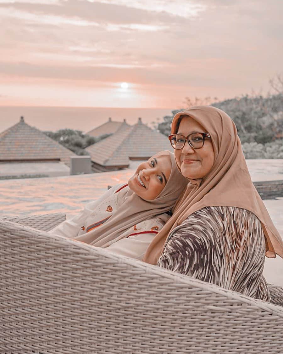 のインスタグラム：「terimakasih banyak smua ucapan , doa dan kiriman nya🤗 maaf kia gak bisa bales satu2 ,  bersyukur punya tanggal lahir sama kyk hari ibu jadi gak susah orang inget hha , walaupun udah beberapa tahun gak pernah ngerayain lagi karna makin tua, 😅gak ada yg perlu dibanggain dan dirayain , makin deket sama ajal 😭 . tapi ‎مَا شَاءَ اللَّهُ  setiap hari ibu ikutan banyak yang doain , doain kia bisa jadi ibu yang hebat kyk mama fenny ya❤️」