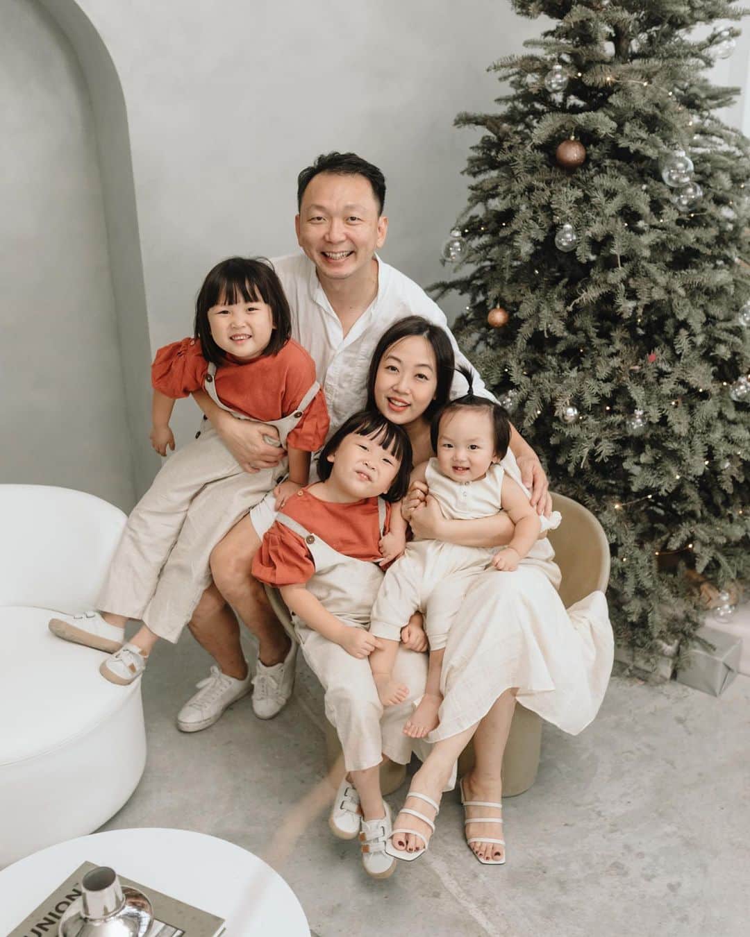 MOMOツインズさんのインスタグラム写真 - (MOMOツインズInstagram)「Another year, another Christmas family portrait at @theloveco.studio  It feels like the longest time since we had photos with all of us smiling! Thank you @hyydnn for capturing these beautiful moments of our chaotic family. Again the big question is, which pic shall we frame up this time? 🤔  #TheLoks #thelovecoslowxmas」12月23日 0時43分 - leialauren