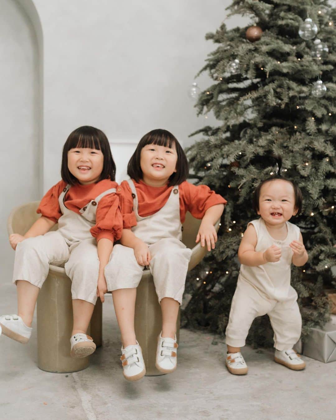 MOMOツインズさんのインスタグラム写真 - (MOMOツインズInstagram)「Another year, another Christmas family portrait at @theloveco.studio  It feels like the longest time since we had photos with all of us smiling! Thank you @hyydnn for capturing these beautiful moments of our chaotic family. Again the big question is, which pic shall we frame up this time? 🤔  #TheLoks #thelovecoslowxmas」12月23日 0時43分 - leialauren